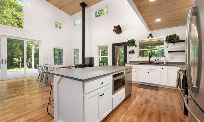 Combs House | Luxury Cabin nestled in the Ozark Mountains.