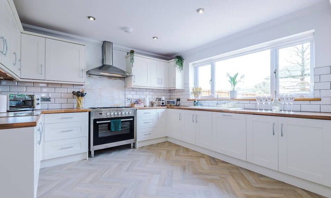Blackburn House | Luxurious 6 bedroom (sleeps 12) house within Brockhall Village, Lancashire.