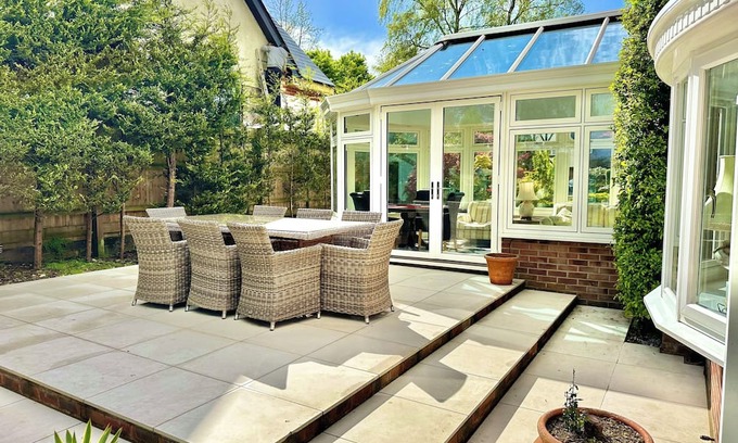 Ferndown House | Golf Course View - Large Four Bed Home with Garden - New Forest and Beach Links