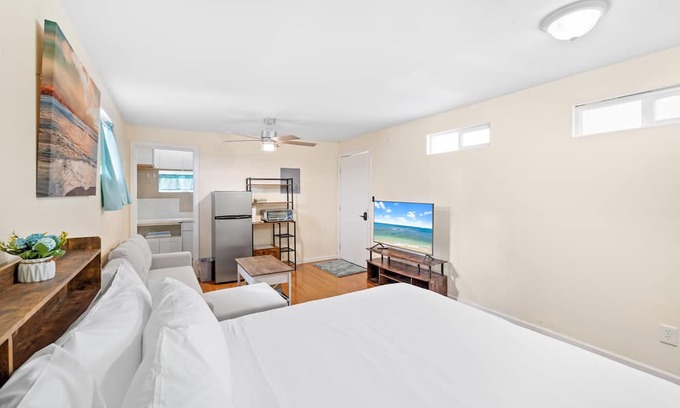 McCully - Moiliili House | Charming Studio Retreat in Hawaii - Perfect for Solo Travelers or Couples