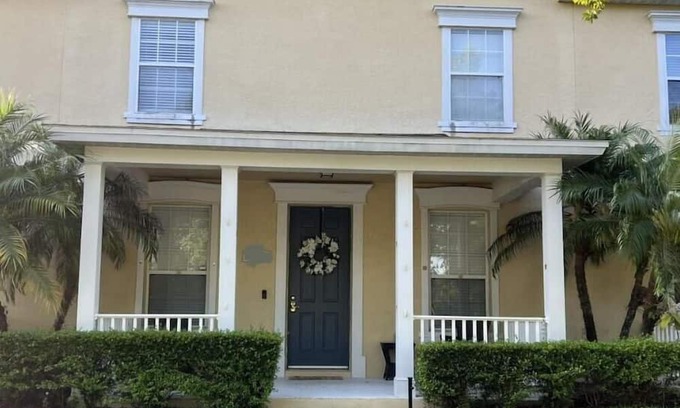 Windermere House | Windermere Two Bedroom Updated Townhouse Water View,Close to Disney, A+ Location