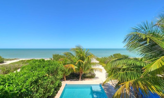 Chicxulub Puerto House | NEW Fun Family Beach House Pool BBQ Smart TVs