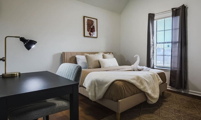 Ellendale House | Bohemian Vibes: Work & Relax Retreat (B)