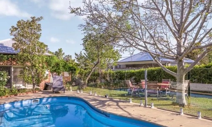 Bathurst House | Family Home with Pool & Pizza Oven - Pet Friendly