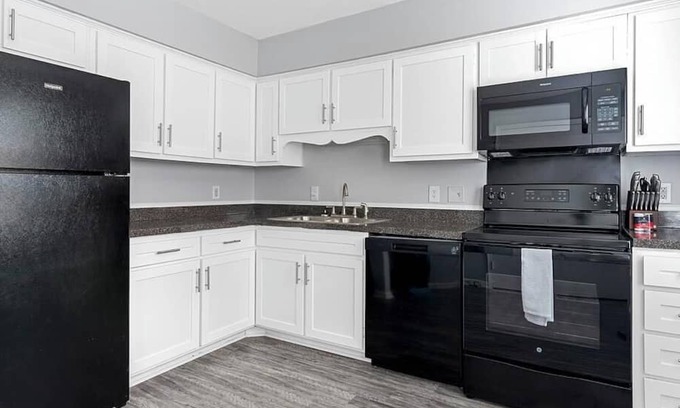 High Point Apartment | Landing at Oakview Terrace Townhomes - 2 Bedrooms in Downtown High Point