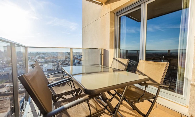 San Fernando Apartment | San Fernando pool and views Lightboooking