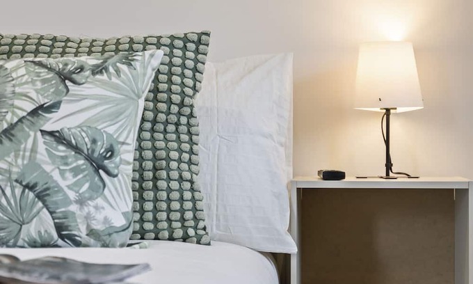 Giltbrook Apartment | Deluxe Studio Flat - Free Street Parking