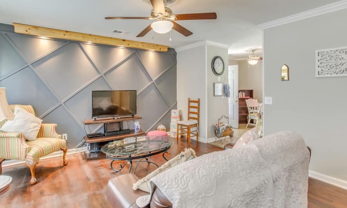 Marion House | Cozy Marion Home: Fenced Yard, Near Downtown!