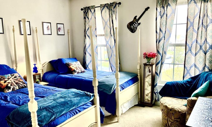 Boonsboro House | SRV Room @ Music House Please Read! Half-Bath Only!