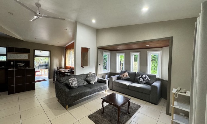 Arorangi House | Evangeline's Home 3 minutes walk to the Mini Golf