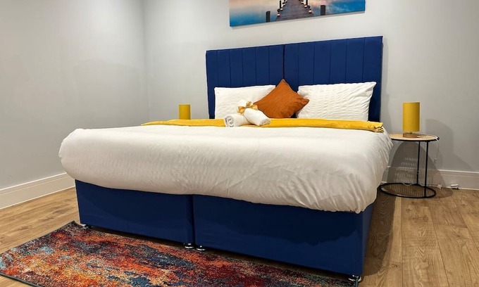 Abbess Roding House | The Bishop House for long Stays with Hot tub