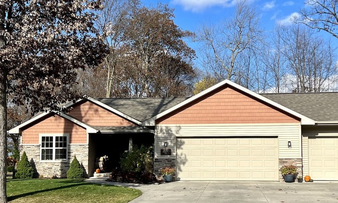 Butte Des Morts House | 2024 EAA House for rent!