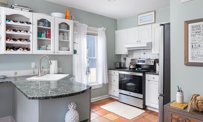 The Point House | Cozy retreat, historic neighborhood, 2 blocks to ocean & 10 min walk downtown!