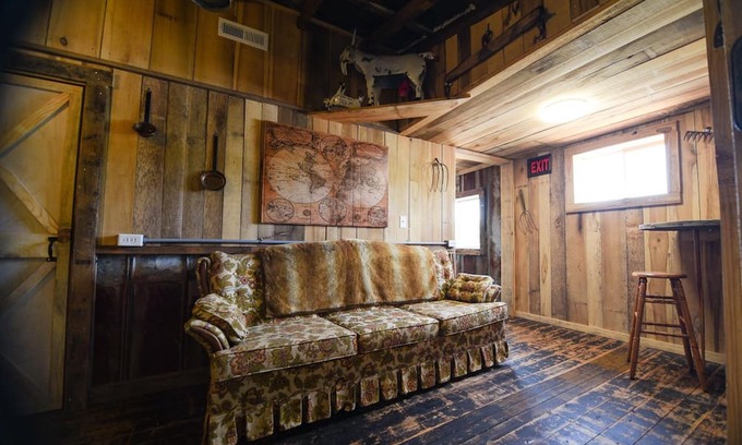 Tracy City House | Goat Pen Hostel - Gizzard South