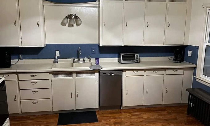 Dodge Apartment | 2 bedrooms, 1 bathroom, full kitchen, full laundry, walk-in pantry