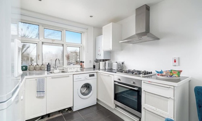 Monkhams Apartment | Stylish three Bedroom flat In London