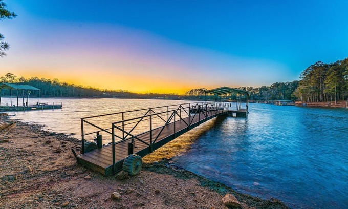 Hartwell House | The Elm Cottage - Amazing Lakehouse