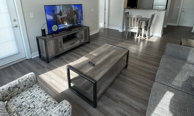 Carmel Apartment | Carmel BEAUTY! Hardwood Floors. Full kitchen. Washer/Dryer.