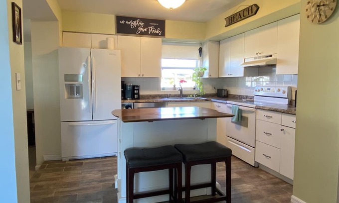 Oldsmar House | Bay Getaway-Hot Tub, Pool, Bikes by Parks & Trails, Pet-friendly