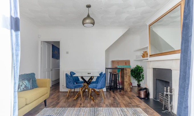 Hoxton West Apartment | Serene 2BD Flat w/Private Patio — Old Street!