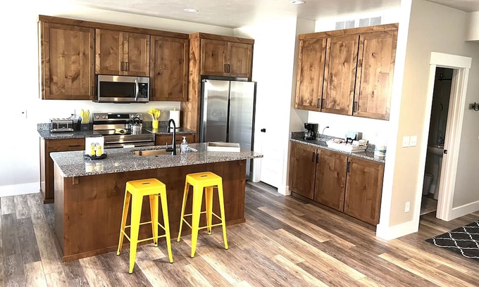 Ammon House | Amazing Ammon 3 Bedroom+ Loft Townhome: Close to shopping and restaurants