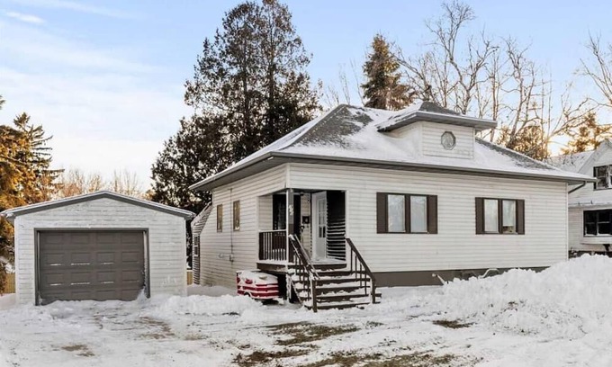 Kewaunee House | Comfortable family home,1/2 mile from Lake Michigan. Large yard, lower ensuite