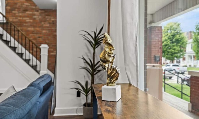 Livingston Park House | Stately Ohio Brick Beauty! HUGE 3 Bed, near OSU E.