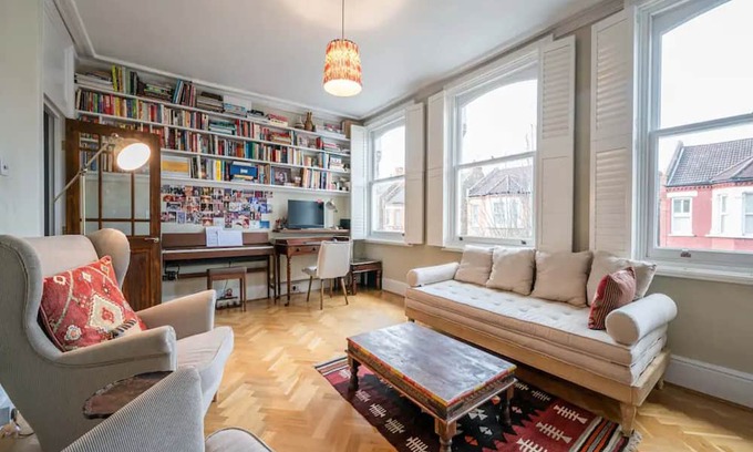 Penge Apartment | Pass the Keys | Stylish London Flat near Station - Victoria 20 min
