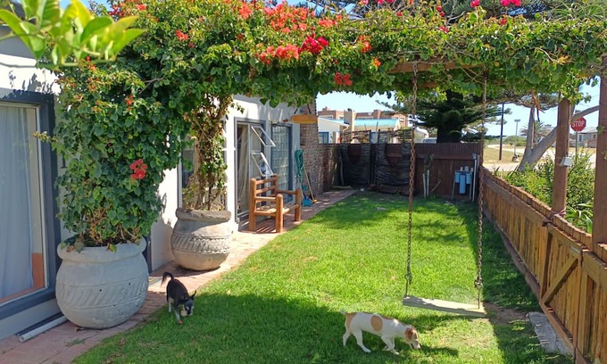 Gouritz House | Quaint Pet-Friendly Family Retreat: Just Steps Away from the Stunning Ocean
