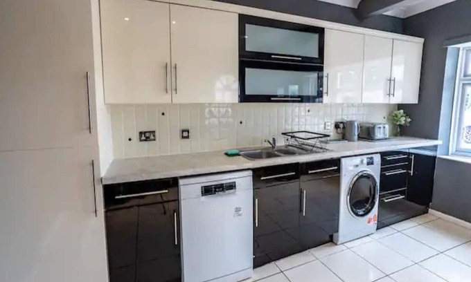 Ferndown House | Pass the Keys | Spacious House/Game Room/Hot tub