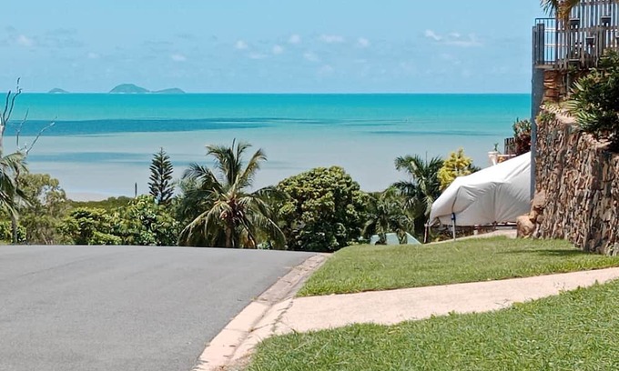 Cannonvale Apartment | Spacious granny flat on the ground floor, close to shops, beaches, town centre.