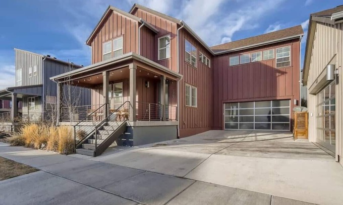 Twin Lakes House | Mid-Mod Retreat I Backyard I Game Room I 5 beds