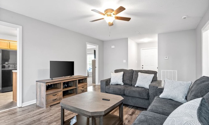 Clarksville House | 5 minute to gate 4, pets welcome