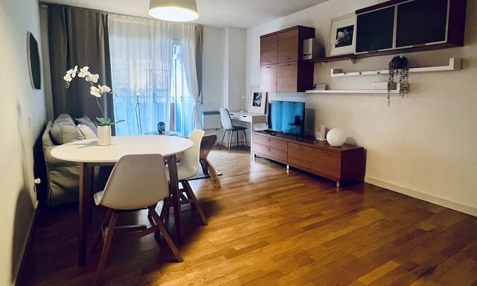 Sant Andreu de Palomar Apartment | Modern studio near metro 5 minutes from La Maquinista Great lighting and balcony