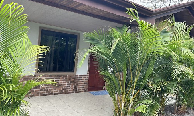 Los Angeles House | Acogedora Casa en Medio de Palmeras