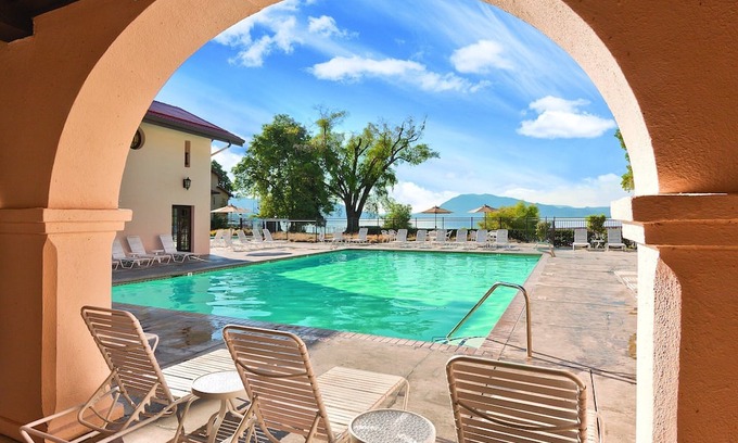 Nice House | Enjoy Clear Lake with the family in this resort 2BD condo with resort boat dock