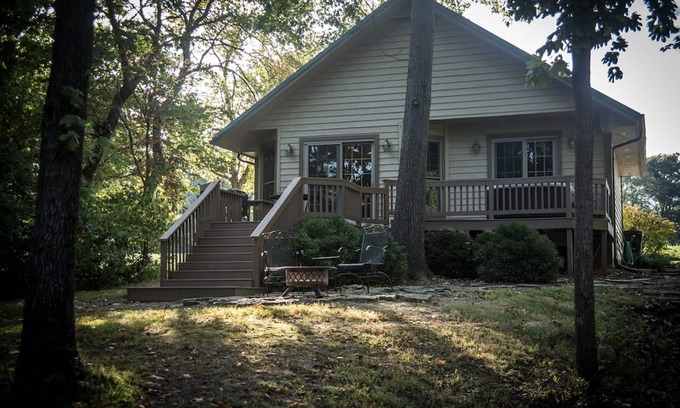 Carbondale Cabin | Hot Tub Cabin- In the Heart of Shawnee Wine Trail