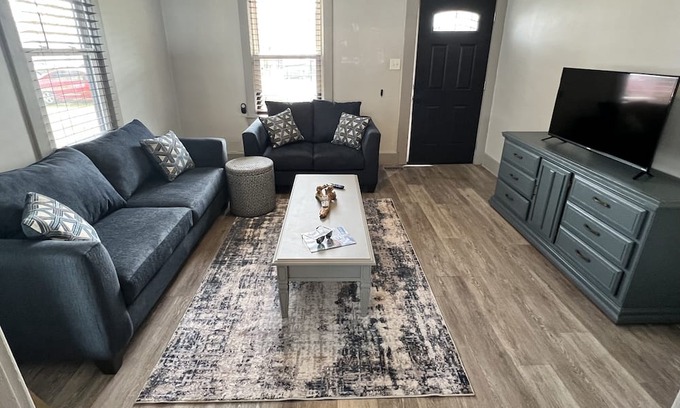 New Albany House | Cozy Home Near Bourbon Trail, Airport & NuLu-Pet Friendly Backyard.