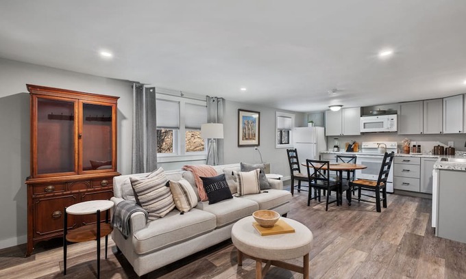 Bradford Cottage | Riptide Cottage: 1 Bed 1 Ba, Private Pond