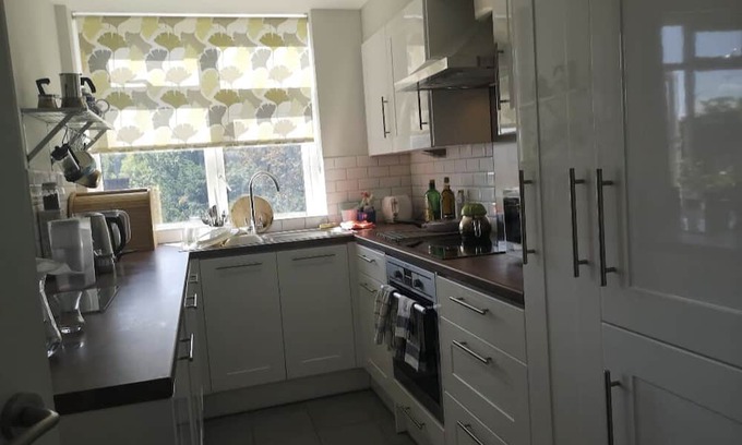 Holland Park Cabin | London/Kensington in suite double room for non smoking female professionals.