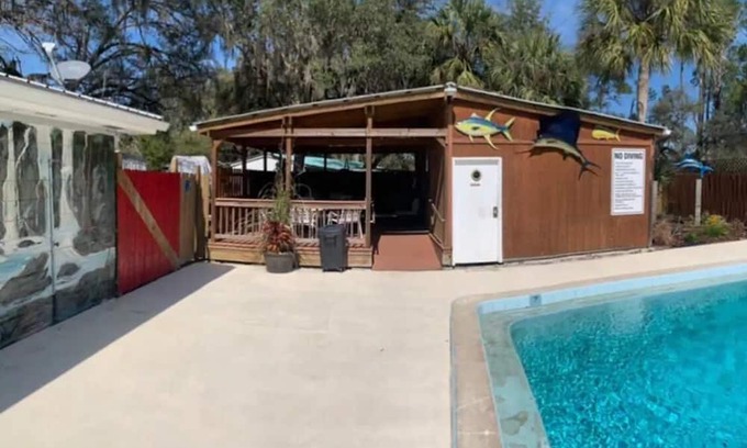 Cross City House | North Florida Retreat RV getaway. Pool and pet friendly