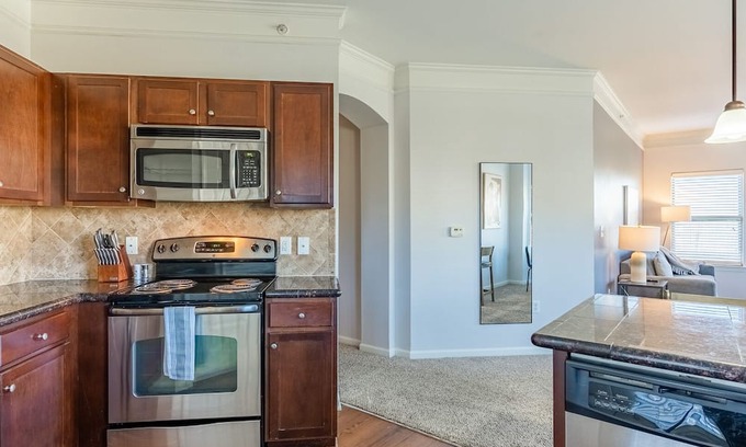 Overland Park Apartment | Modern Apartment in Prime Location (ID3816X03)