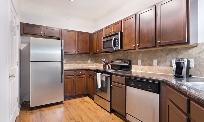 Overland Park Apartment | Modern Apartment in Prime Location (ID6837X15)