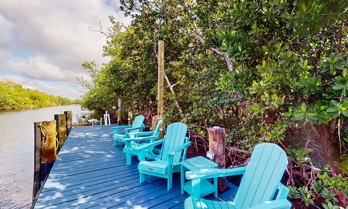 Everglades City House | Snowbird & dog-friendly riverfront home with fishing pier, grill, & kitchenette