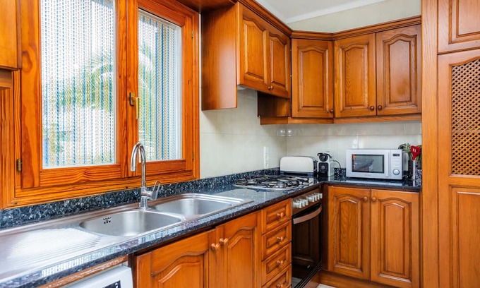 Urbanizacion S'Estanyol House | Holiday Home 'Ca N' Auba' with Private Terrace, Wi-Fi and Air Conditioning