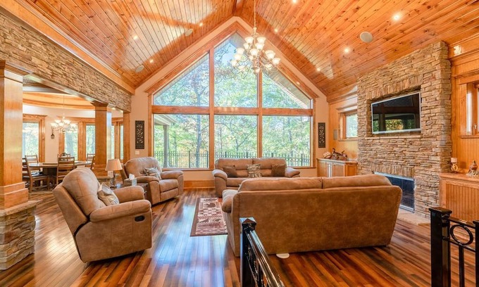 Drasco House | Exquisite Lakefront Home | 5 Bed + 4.5 Bath | Sleeps 14