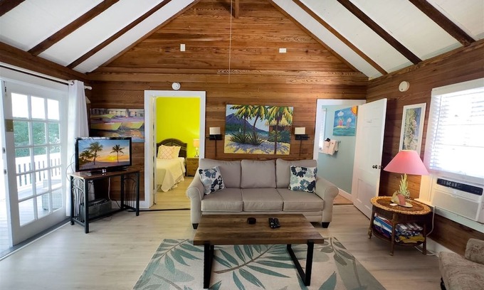 White Street Gallery District House | Tree House Retreat - 2 Bedroom / 1 Bath with large shared pool