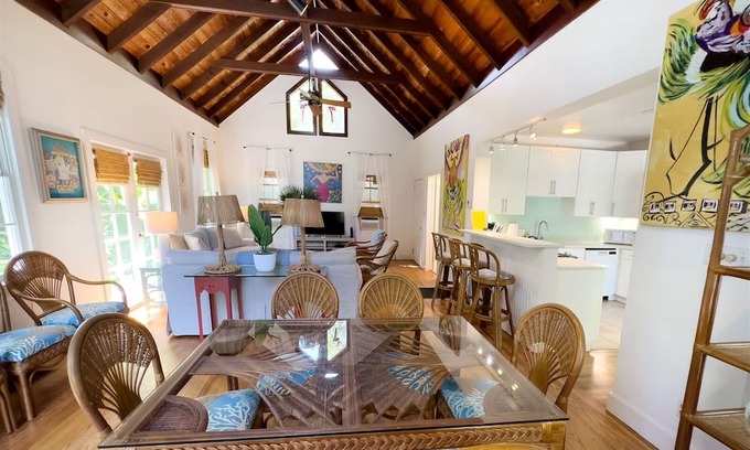 White Street Gallery District House | Amanda`s Garden Getaway 3 BR / 2 BA with shared large pool