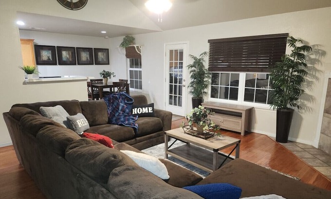 Lowell House | Cozy home with Pool in central NWA