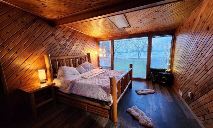 Orange Prairie House | 4 bedroom 2 bath in Peoria totally renovated! Hot Sauna! Pet-Friendly!